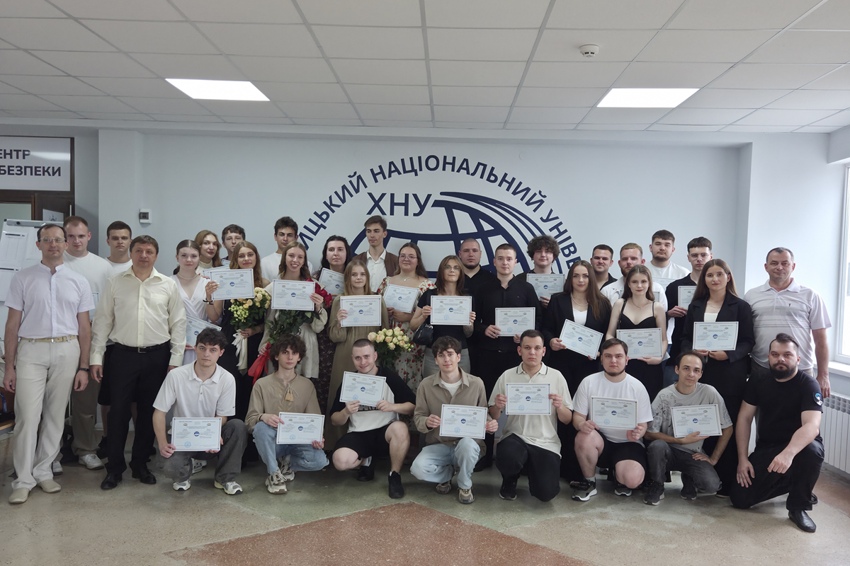 Урочисте вручення дипломів бакалаврам кафедри кібербезпеки ХНУ“/></a></div><div class=