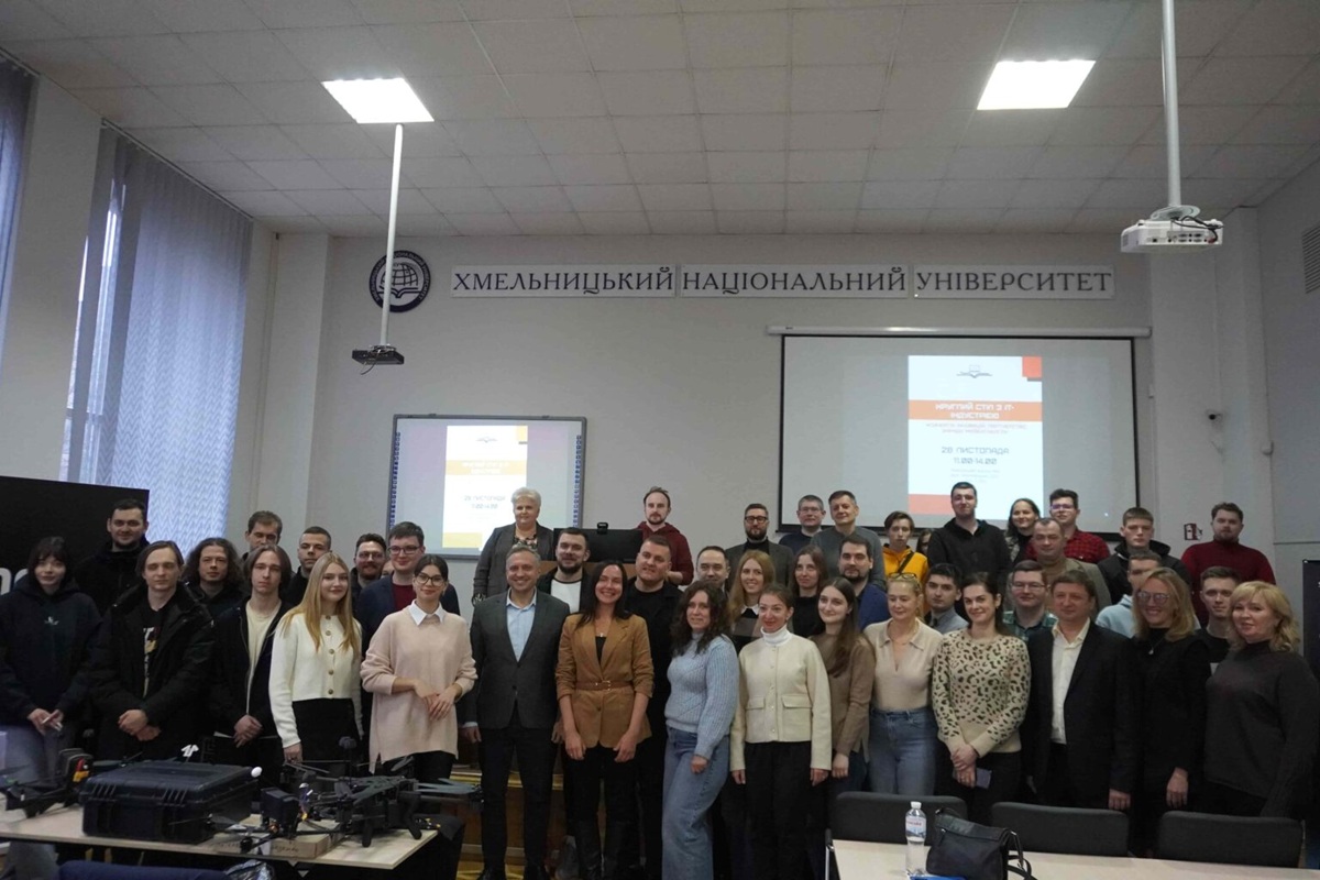 Презентація досягнень кафедри під час круглого столу з ІТ-індустрією «Синергія інновацій: Партнерство заради майбутнього»“/></a></div><div class=