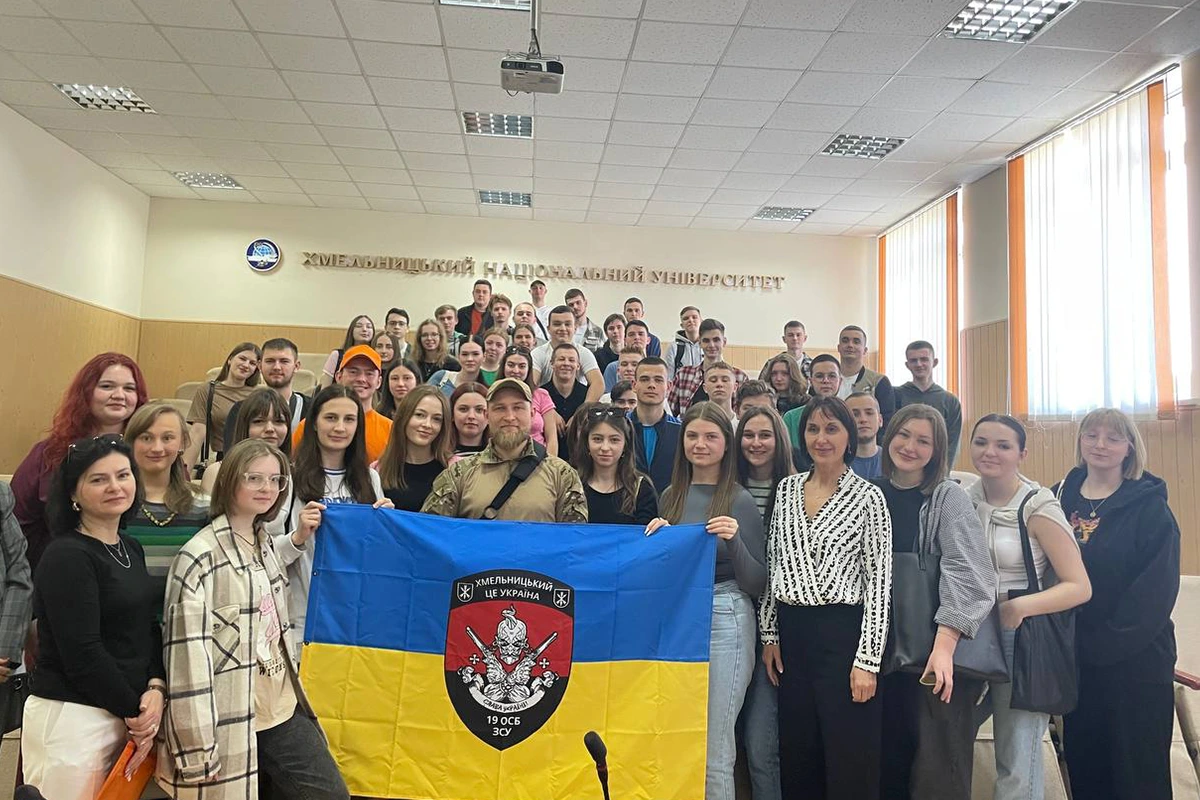 Зустріч студентів ХНУ із бійцем ЗСУ